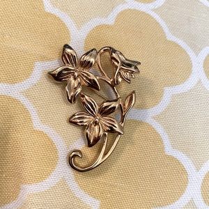 Vintage Gold Flower Bunch Brooch Pin